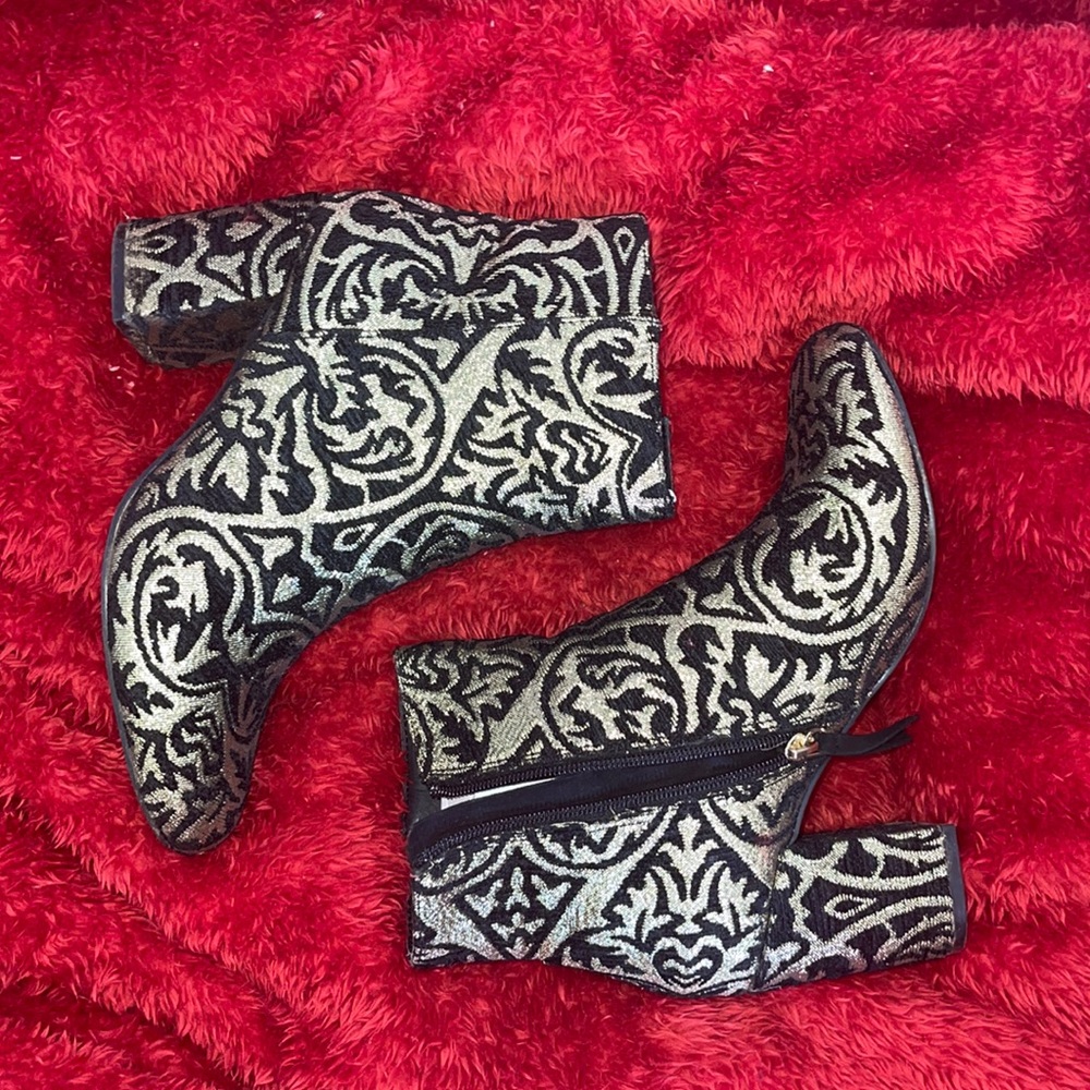 Shoe dazzle Jacinta booties